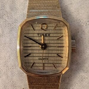 WORKING vintage Petite Women's Timex Gold Tone Watch
